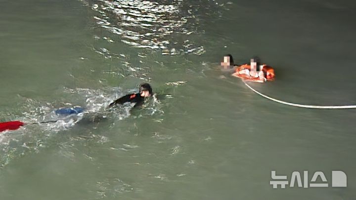 [제주=뉴시스] 12일 오후 제주시 구좌읍 소재 해수욕장에서 소방당국이 바다에 빠진 물놀이객을 구조하고 있다. (사진=제주소방안전본부 제공) 2025.09.12. photo@newsis.com