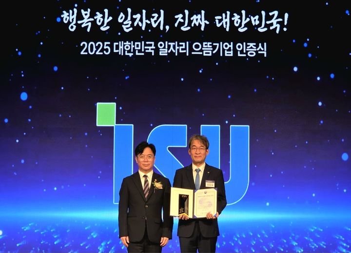 김영훈 고용노동부 장관(왼쪽), 최창복 이수페타시스 대표(오른쪽). (사진=이수페타시스) *재판매 및 DB 금지