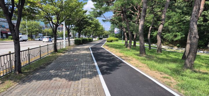 [청주=뉴시스] 충북 청주시 청원구 오창읍 자전거도로. photo@newsis.com *재판매 및 DB 금지