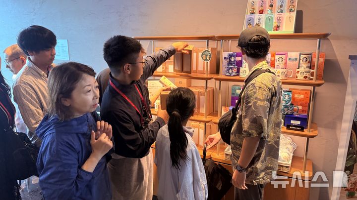 [김포=뉴시스] 정일형 기자 = 애기봉 스타벅스에서 굿즈를 보는 시민들. (사진=김포시 제공)