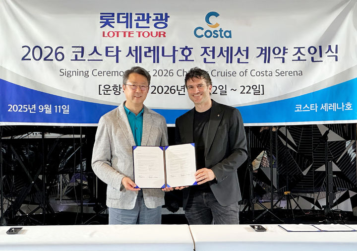 [서울=뉴시스] (왼쪽부터)백현 롯데관광개발 사장과 무글리아 프란체스코 코스타 부사장 모습.(사진=롯데관광개발 제공) *재판매 및 DB 금지