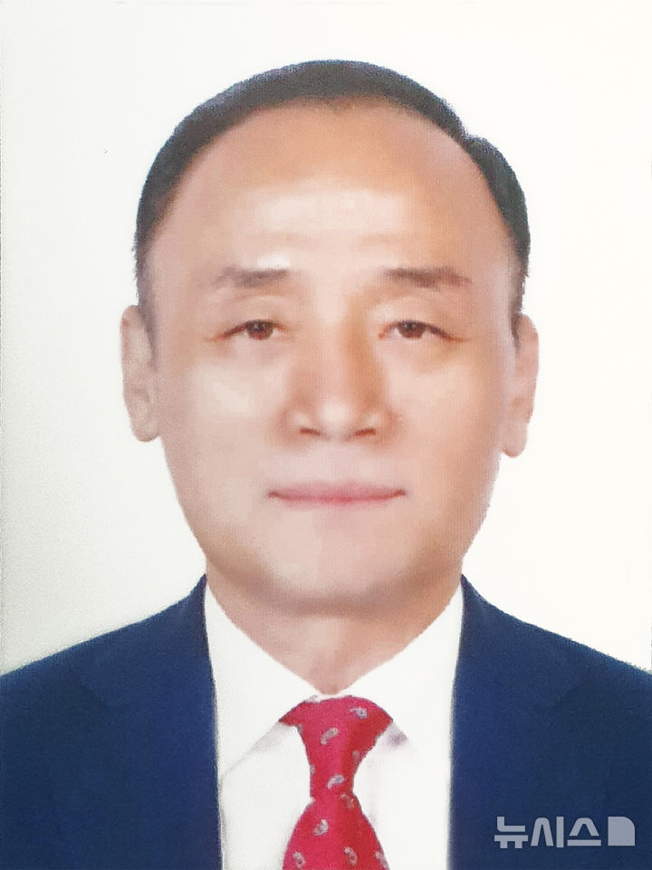 [서울=뉴시스]은관문화훈장을 받은 박진태 경성문화사 대표. (사진=문체부 제공)