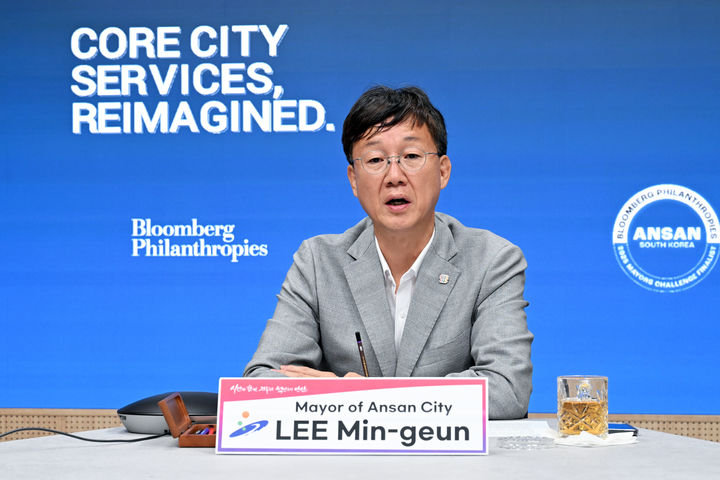 [안산=뉴시스] 이민근 경기 안산시장이 11일 열린 '글로벌 시장 챌린지' 국제 웹세미나 영상회의에서 50개 나라 시장들을 상대로 자신의 의견을 말하고 있다. (사진=안산시 제공) 2025.09.12. photo@newsis.com *재판매 및 DB 금지