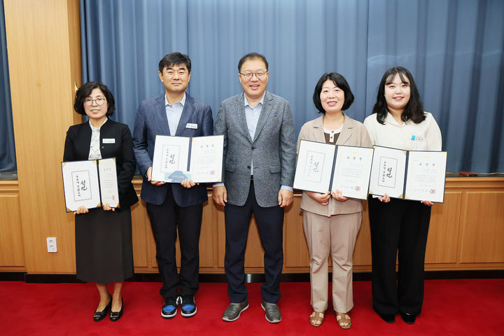 [창원=뉴시스] 강경국 기자 = 장금용 창원시장 권한대행이 12일 시청 시정회의실에서 이달의 우수공무원 표창 수상자들과 기념촬영을 하고 있다. (사진=창원시청 제공). 2025.09.12. photo@newsis.com *재판매 및 DB 금지