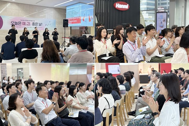 [서울=뉴시스] 한미약품 R&D센터에서 열린 문화예술 나눔 프로그램 ‘오늘은 예(술)감(상) 좋은 날’ 공연에서 연구원들이 아카펠라 무대를 관람하며 환호와 박수를 보내고 있다. (사진=한미그룹 제공) 2025.09.13. photo@newsis.com *재판매 및 DB 금지