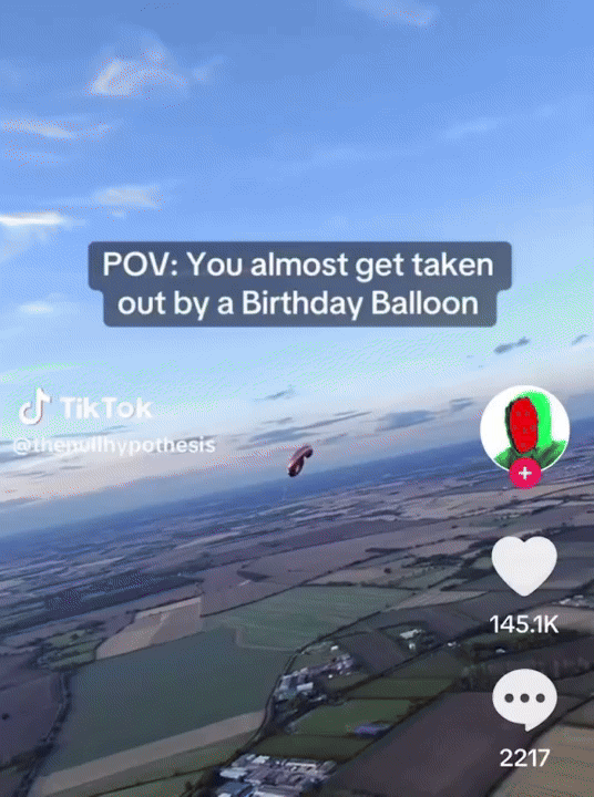 [뉴시스] 패러글라이딩 도중 풍선이 날아온 것을 찍은 영상은 450만 회 조회수를 기록하며 화제가 됐다. (영상=뉴욕포스트) 2025.09.10. *재판매 및 DB 금지