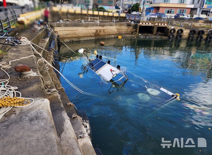 [제주=뉴시스] 12일 오전 제주 서귀포시 남원읍 해상에서 어선이 침수해 소방당국이 안전조치에 나서고 있다. (사진=제주소방안전본부 제공) 2025.09.12. photo@newsis.com