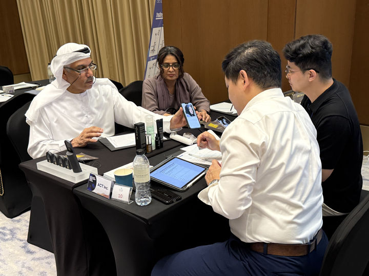 [성남=뉴시스]성남시 중동시장개척단에 참여한 기업이 아랍에미리트 두바이에서 열린 수출상담회에서 해외 바이어와 일대일 상담을 하고 있다.(사진=성남시 제공)2025.09.12.photo@newsis.com *재판매 및 DB 금지