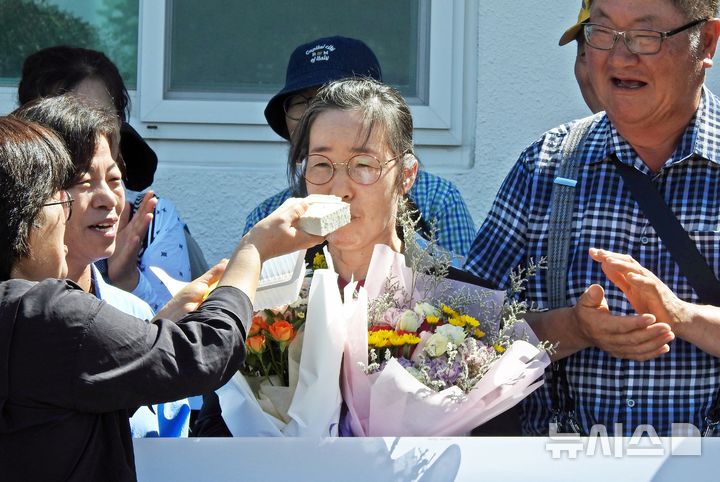 [제주=뉴시스] 오영재 기자 = 제주도 내 시민사회단체로 구성된 '공안탄압저지 및 민주수호 제주대책위원회'가 12일 오전 제주교도소 앞에서 열린 활동가 현은정·현진희씨에 대한 석방 환영 기자회견에서 현진희씨가 회견 도중 두부를 먹고 있다.학교 비정규직 노동자인 현씨는 올해 3월께 공무집행방해 혐의 항소심 선고공판에서 실형을 선고 받고 법정구속된 뒤 최근 보석 결정이 내려져 석방됐다. 2025.09.12. oyj4343@newsis.com 