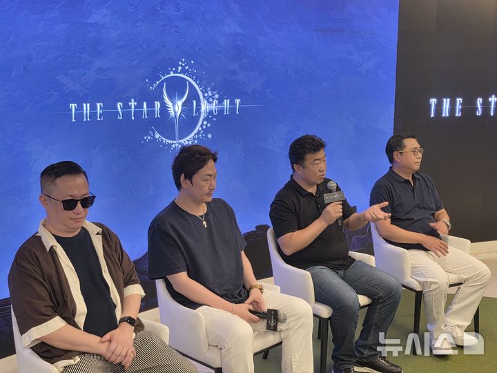 [서울=뉴시스]오동현 기자 = 정성환 대표를 비롯한 '더 스타라이트'의 개발진은 지난 9일 미디어 간담회를 통해 게임의 개발 철학과 향후 계획을 공개했다. 사진은 왼쪽부터 게임테일즈의 남구민 사운드 디렉터, 정준호 아트 디렉터 정성환 대표, 컴투스의 한지훈 게임사업부문장. odong85@newsis.com