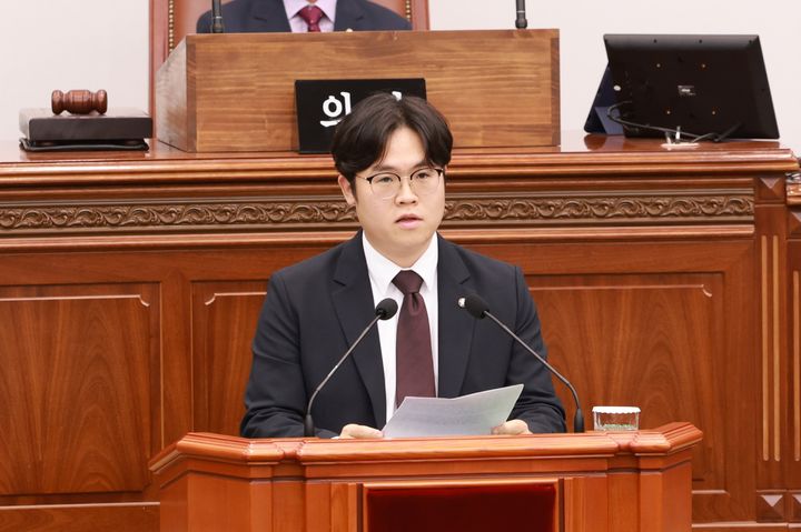 [창원=뉴시스] 강경국 기자 = 진형익 경남 창원시의원이 12일 열린 제146회 임시회 제4차 본회의에서 비수도권 특례시 지정기준 완화 및 특례시 권한 확대 촉구 건의안을 대표 발의하고 있다. (사진=창원시의회 제공). 2025.09.12. photo@newsis.com *재판매 및 DB 금지