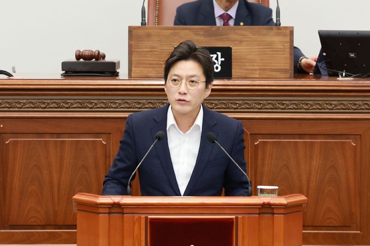 [창원=뉴시스] 강경국 기자 = 김영록 경남 창원시의원이 12일 열린 제146회 임시회 제4차 본회의에서 교권 회복을 위한 교권보호센터 설치 촉구 건의안을 대표 발의하고 있다. (사진=창원시의회 제공). 2025.09.12. photo@newsis.com *재판매 및 DB 금지