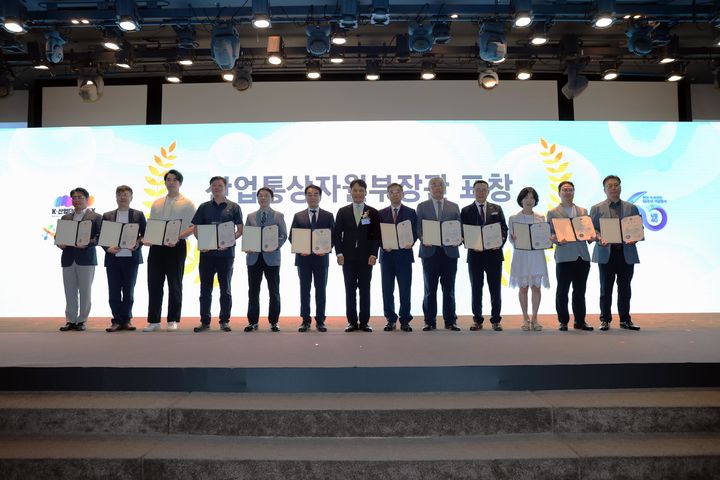 [세종=뉴시스]인천 국가산단 60주년 기념행사가 개최됐다. 사진 왼쪽부터 전종훈 진용정공 대표이사, 임재학 비바코리아 대표이사, 김태환 남동구청 주무관, 손영석 대원산업 부장, 박창섭 멀티텍 대표이사, 강희권 유에스이 대표이사, 이상훈 한국산업단지공단 이사장, 이갑현 세진테크 대표이사, 이상헌 화인산업 대표이사, 홍의주 대일산기 대표이사, 이계영 프로텍메디칼 대표이사, 서창국 부평구청 주무관, 신우창 인천광역시 사무관이다. (사진=산단공 제공) *재판매 및 DB 금지