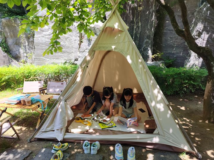 [대구=뉴시스] 대구 구수산도서관 힐링 독서 텐트 운영 모습. (사진=행복북구문화재단 제공) 2025.09.12. photo@newsis.com *재판매 및 DB 금지