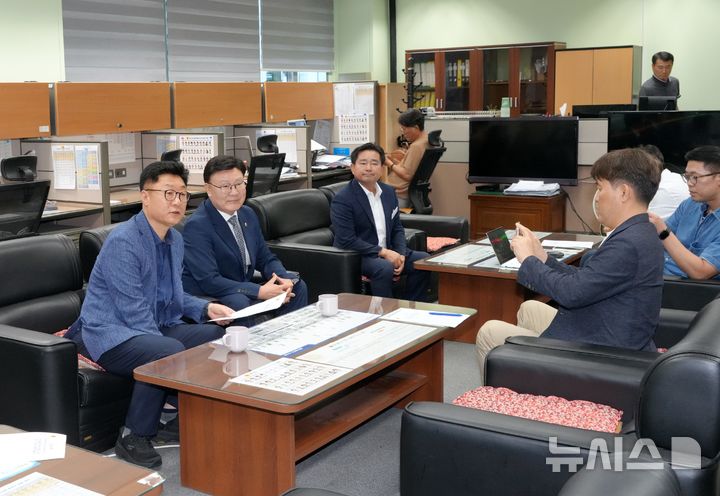 [전주=뉴시스] 김민수 기자= 장연국 전북자치도의회 더불어민주당 원내대표(왼쪽)와 문승우 도의장 등이 12일 기자실을 찾아 새만금국제공항 법원 결정에 대한 입장을 밝히고 있다. 2025.09.12 leo@newsis.com *재판매 및 DB 금지