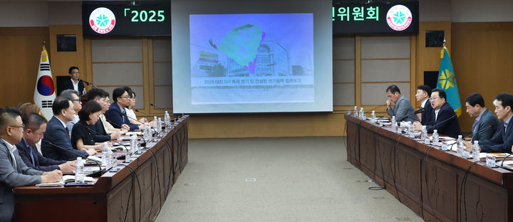 [대전=뉴시스]대전시는 12일 시청 대회의실에서 이장우 시장과 축제추진위원 등이 참석한 가운데 '2025 대전 0시 축제' 성과 공유 및 발전방향 회의를 가졌다. 2025. 09. 12 photo@newsis.com *재판매 및 DB 금지