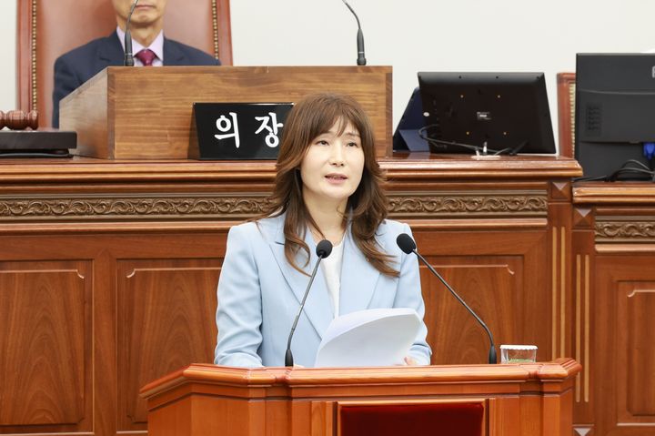 [창원=뉴시스] 강경국 기자 = 오은옥 경남 창원시의원이 12일 열린 제146회 임시회 제4차 본회의에서 홈플러스 폐점·매각에 따른 지역경제 붕괴 우려 및 대응 촉구 결의안을 대표 발의하고 있다. (사진=창원시의회 제공). 2025.09.12. photo@newsis.com *재판매 및 DB 금지