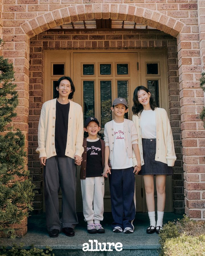 [서울=뉴시스] 봉태규와 하시시박 부부가 아들, 딸과 함께 모델로 나섰다. (사진=SATUR(세터) 제공) 2025.09.12. photo@newsis.com *재판매 및 DB 금지