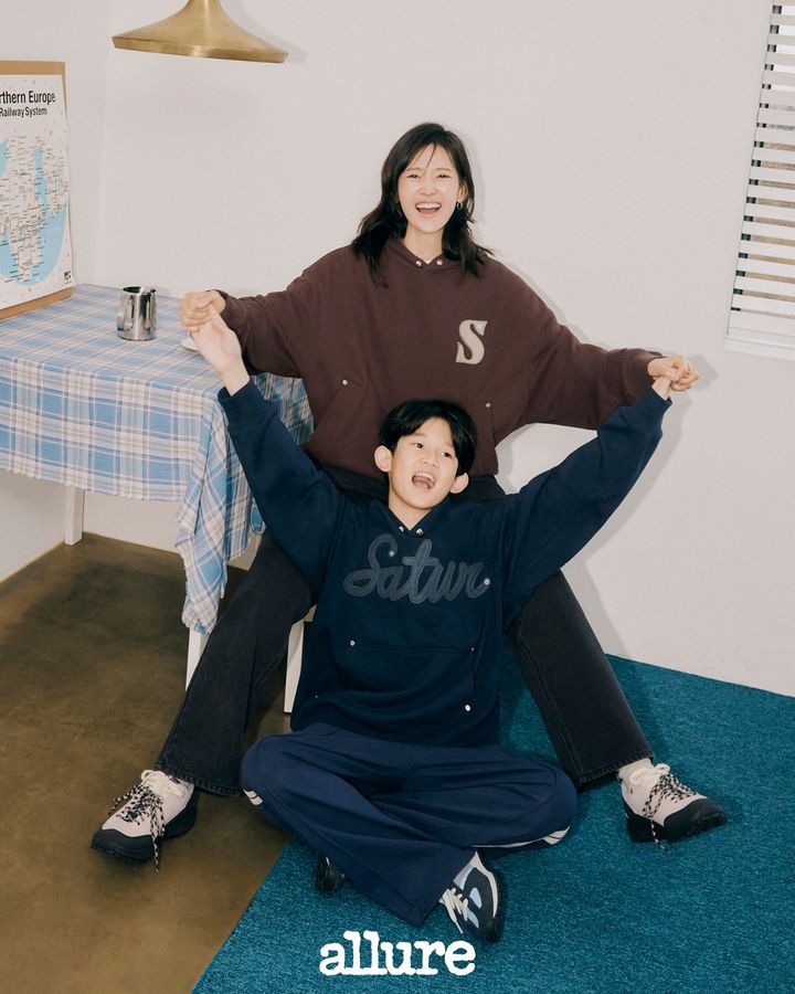 [서울=뉴시스] 봉태규와 하시시박 부부가 아들, 딸과 함께 모델로 나섰다. (사진=SATUR(세터) 제공) 2025.09.12. photo@newsis.com *재판매 및 DB 금지