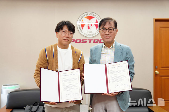 [포항=뉴시스] 송종욱 기자 = 경북 포항시 북구 미르치과병원이 포스텍(포항공과대학교)에 창업 활성화 기금으로 2026년부터 10년간 매년 1000만원씩 총 1억원을 기부하기로 약정 했다. 사진은 지난 11일 기금 약정식을 연 후 방석윤(왼쪽) 미르치과병원 대표 원장과 김성근 포스텍 총장이 기념 촬영하는 모습. (사진=포스텍 제공) 2025.09.12. photo@newsis.com