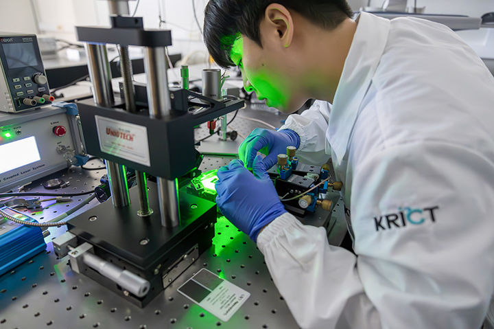 [대전=뉴시스] 화학연구원이 위상결정절연체 기반 광대역 광센서 소재를 개발했다. 완성된 위상결정절연체 광 센서 소재를 광대역 광 센서 성능평가 장비에 결합시키는 모습.(사진=화학연구원 제공) *재판매 및 DB 금지