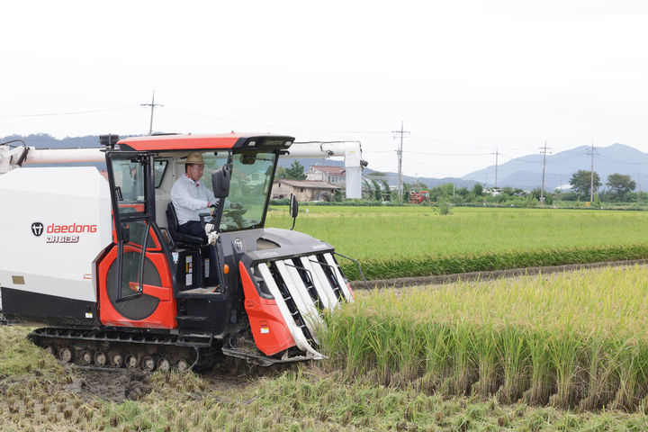 [청주=뉴시스] 이범석 충북 청주시장이 12일 청주시 청원구 오창읍 도암리 '해들' 경작 농가에서 콤바인을 몰고 있다. (사진=청주시 제공) 2025.09.12. photo@newsis.com *재판매 및 DB 금지