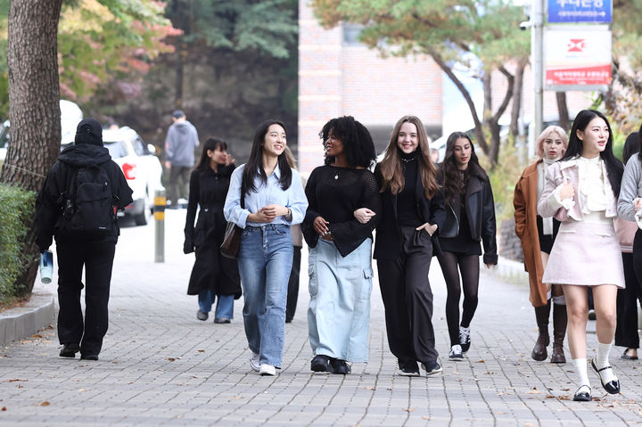 [서울=뉴시스] 서울여대 외국인 유학생이 캠퍼스를 걷고 있다. (사진=서울여대 제공) 2025.09.12. photo@newsis.com *재판매 및 DB 금지