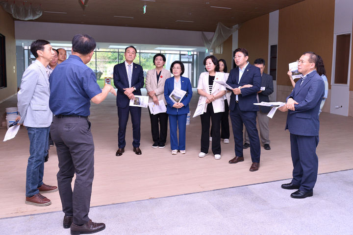 [여수=뉴시스] 여수시의회 기획행정위원회 소속 시의원들이 12일 여수시립박물관 공사 현장을 점검하고 있다. (사진=여수시의회 제공) 2025.09.12. photo@newsis.com *재판매 및 DB 금지