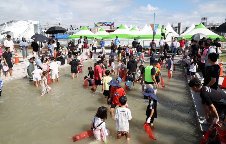 [태안=뉴시스] 지난해 9월 충남 태안군 안면읍 백사장항 일원에서 열린 제23회 안면도 백사장대하축제를 찾은 관광객들이 맨손 대하잡기 체험을 하고 있다. (사진=태안군 제공) 2025.09.12. photo@newsis.com *재판매 및 DB 금지