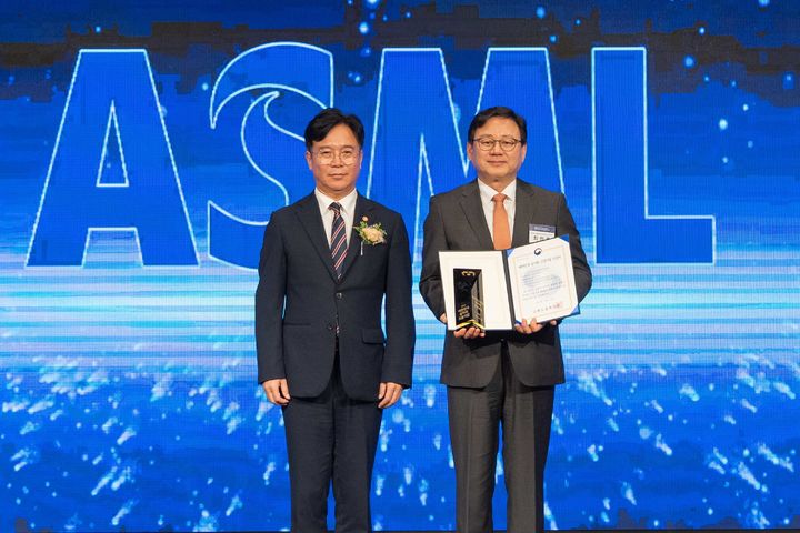 [서울=뉴시스]세계 최대의 노광장비 기업 ASML의 한국 지사인 ASML 코리아가 ‘2025년 대한민국 일자리 으뜸기업’으로 선정됐다고 12일 밝혔다. (사진=ASML코리아 제공) photo@newsis.com *재판매 및 DB 금지