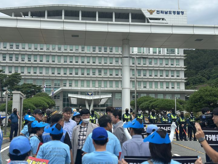 [무안=뉴시스] 12·29 무안공항 제주항공 여객기 참사 유가족협의회가 12일 전남 무안군 전남경찰청 앞에서 사고 조사 촉구 관련 집회를 열고 경찰의 독립적인 사고 조사를 촉구하고 있다. (사진=12·29 무안공항 제주항공 여객기 참사 유가족협의회 제공) 2025.09.12. photo@newsis.com *재판매 및 DB 금지