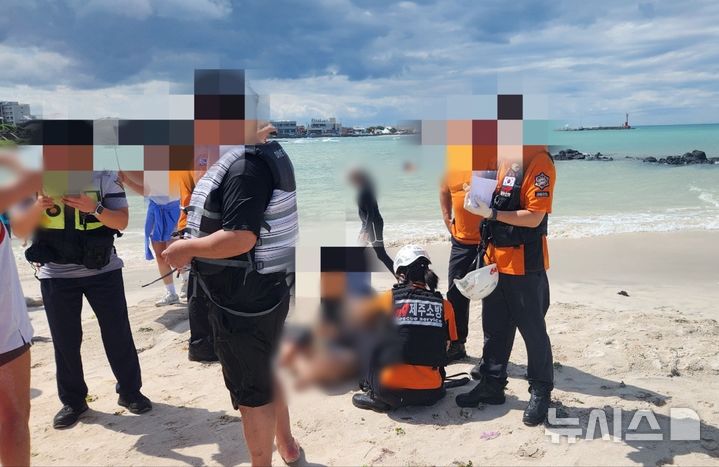 [제주=뉴시스] 12일 오후 1시15분께 제주시 김녕해수욕장에서 바다에 빠진 물놀이객 2명이 소방당국에 의해 구조되고 있다. (사진=제주소방안전본부 제공) 2025.09.12. photo@newsis.com