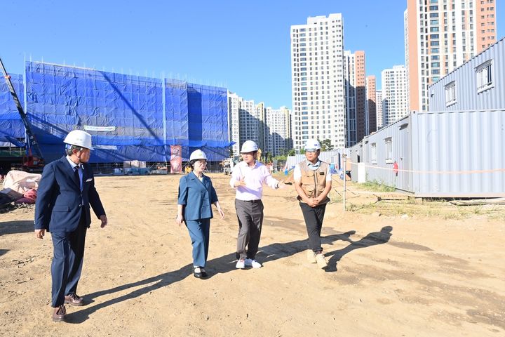 [하남=뉴시스] 이현재 경기 하남시장이 미사5중(가칭 한홀중) 공사현장을 점검하고 있다. (사진=하남시 제공) 2025.09.12. photo@newsis.com *재판매 및 DB 금지