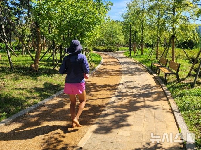 [인천=뉴시스] 인천 서구는 당하동 새별공원과 아라노을공원에 황토 맨발산책로를 조성했다고 12일 밝혔다. (사진=인천 서구 제공) 2025.09.12. photo@newsis.com 