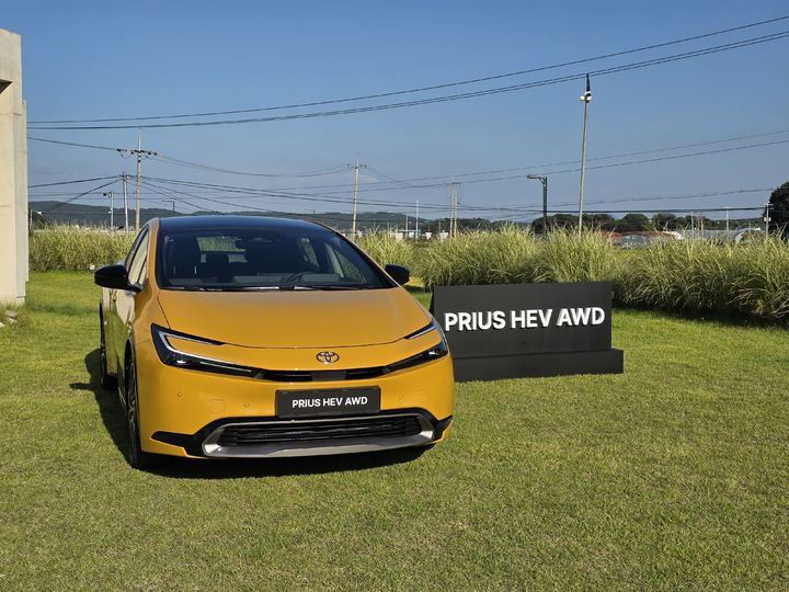 [이천=뉴시스] 박현준 기자 = 지난 10일 오후 경기도 이천의 한 공터에 토요타 '2026년형 프리우스 HEV AWD XLE’ 이 전시되어 있는 모습. 2025.09.13 parkhj@newsis.com *재판매 및 DB 금지