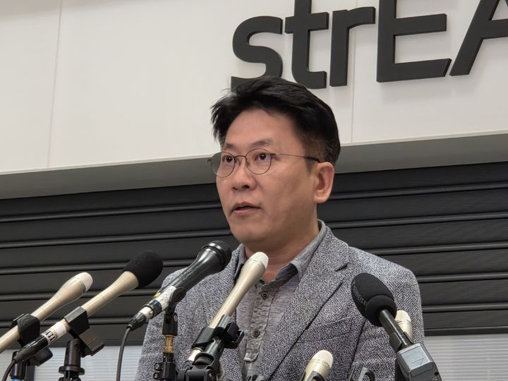 [인천=뉴시스] 김동명 LG에너지솔루션 사장이 12일 오후 인천국제공항 2터미널에서 구금자들과 함께 귀국한 후 취재진의 질문에 답하고 있다. (사진=공동취재단) 2025.9.12. photo@newsis.com *재판매 및 DB 금지