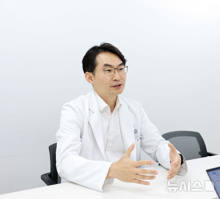 [서울=뉴시스] 신하영 세브란스 신경과 교수가 11일 뉴시스와 인터뷰 하고 있다. (사진= 세브란스 제공)