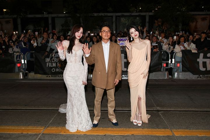 [서울=뉴시스] 영화 '프로젝트 Y'가 제50회 토론토국제영화제에서 월드 프리미어 상영과 레드카펫 행사를 마치며 현지 관객들의 뜨거운 반응을 얻었다. (사진=플러스엠엔터테인먼트 제공) 2025.09.12. photo@newsis.com *재판매 및 DB 금지