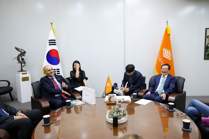 [서울=뉴시스] 백승주 전쟁기념사업회장과 이반 아누쉬치 크로아티아 부총리가 12일 오후 용산 전쟁기념관에서 환담을 하고 있다. (사진=전쟁기념사업회 제공) 2025.09.12. photo@newsis.com *재판매 및 DB 금지