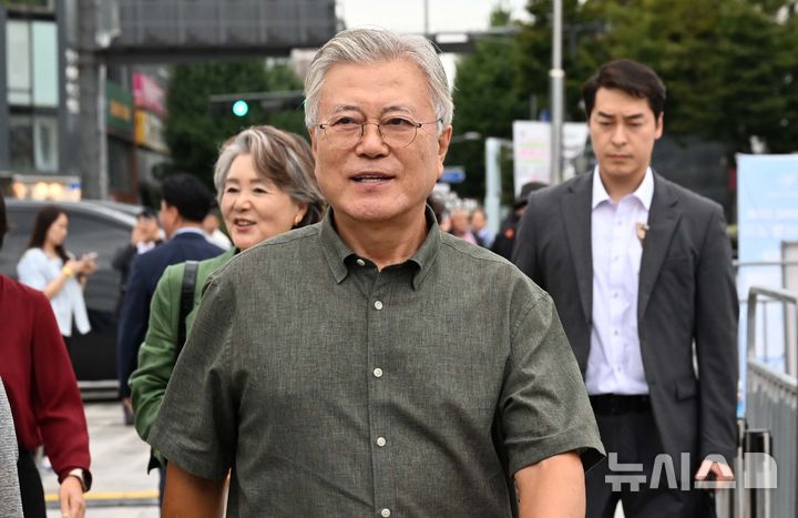 [광주=뉴시스] 이현행 기자 = 문재인(가운데) 전 대통령과 김정숙(왼쪽) 여사가 지난 9월 12일 오후 광주 동구 5·18민주광장에서 열린 광주2025현대세계양궁선수권대회를 관람하기 위해 입장하고 있다. 2025.09.12. lhh@newsis.com