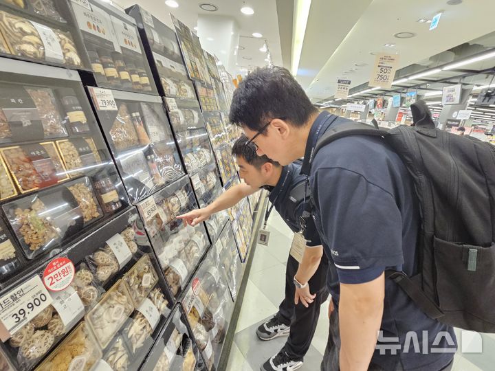 [안양=뉴시스] 농산물 원산지 표시 여부 지도·점검 현장. (사진=농관원 경기지원제공).2025.09.12. photo@newsis.com