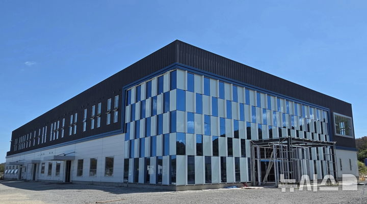 [포항=뉴시스] 송종욱 기자 = 포항 지역 신소재 기업인 그래핀스퀘어의 그래핀 제조기술이 산업통상부의 '첨단기술'로 선정돼 포항시가 그래핀 산업 중심지로 도약할 계획이다. 사진은 그래핀스퀘어가 오는 11월 준공 목표로 포항시 남구 블루밸리 국가산업단지에 건설 중인 포항 공장 전경. (사진=포항시 제공) 2025.09.12. photo@newsis.com.