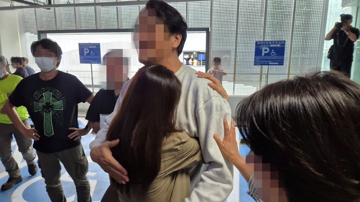 [인천=뉴시스] 전상우 수습기자= 미국 이민 당국의 단속으로 구금됐던 LG에너지솔루션 및 협력사 직원들이 귀국해 가족들과 만나고 있다. 2025.9.12. photo@newsis.com *재판매 및 DB 금지