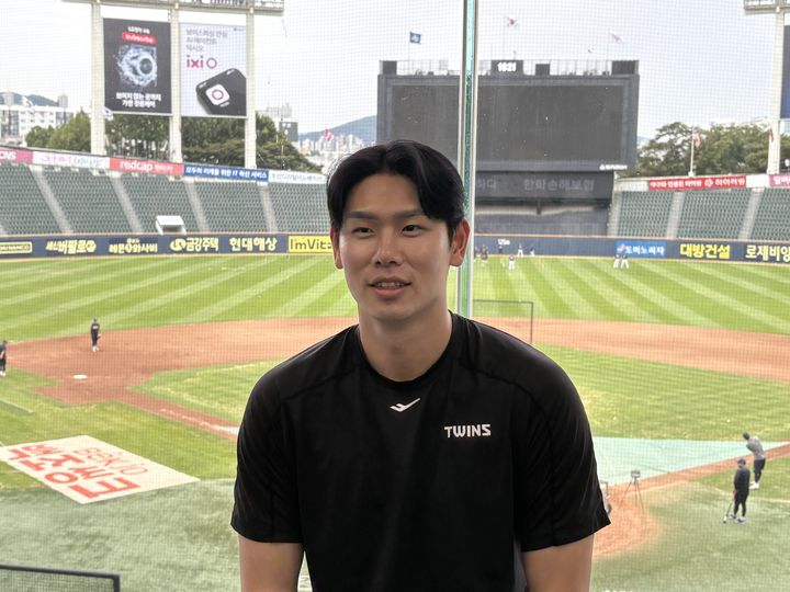 [서울=뉴시스] 신유림 기자=프로야구 LG 트윈스의 '출루왕' 홍창기가 12일 잠실구장에서 펼쳐지는 2025 신한 쏠뱅크 KBO리그 NC 다이노스와의 경기 전 진행된 훈련을 마치고 기자실에서 취재진을 만나 복귀 소감을 밝히고 있다. 2025.09.12. spicy@newsis.com *재판매 및 DB 금지