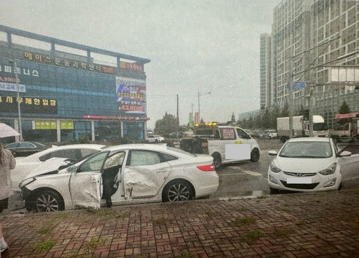 [서산=뉴시스] 12일 오후 2시15분께 충남 서산시 석남동 석지사거리에서 4중 충돌사고가 발생해 사고차들이 갓길에 세워져 있다. (사진=서산경찰서 제공) 2025.09.12. photo@newsis.com *재판매 및 DB 금지