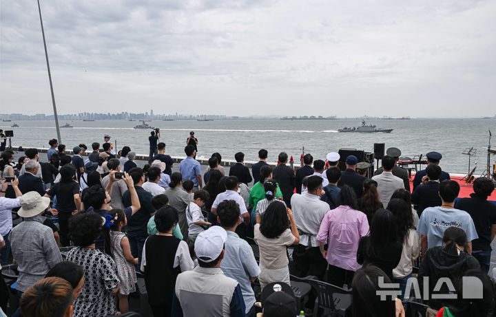 해군, '인천상륙작전' 전사자 추모 해상헌화…항해체험도