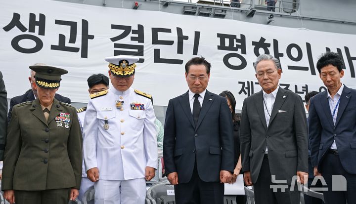 해군, '인천상륙작전' 전사자 추모 해상헌화…항해체험도