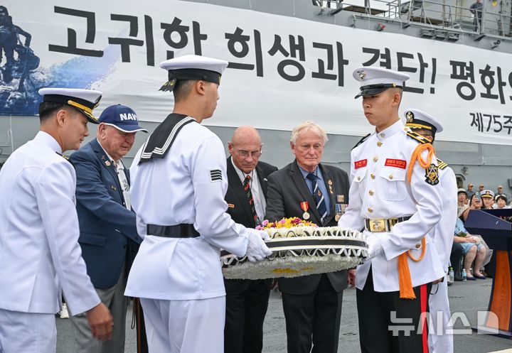 해군, '인천상륙작전' 전사자 추모 해상헌화…항해체험도