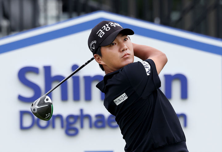 12일 인천 잭 니클라우스 골프클럽 코리아(파72)에서 열린 제41회 신한동해오픈 2라운드 1번 홀에서 티샷하는 옥태훈. (사진=KPGA 제공). 2025.09.12. *재판매 및 DB 금지