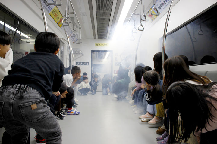 [서울=뉴시스]교통안전체험실에서 실물 형태의 지하철을 타고 화재 사고 체험을 하고 있다.